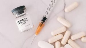 Nos Estados Unidos, vem crescendo o número de mortes por overdose de fentanil, tendência que acompanha uma nova onda da epidemia de opioides.