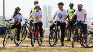 Ciclistas de diversas partes do país pedalaram ontem pelo Dia Mundial sem Carro, como forma de repensar os hábitos de mobilidade urbana.