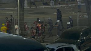 Um torcedor do São Paulo morreu no domingo após ser ferido durante um confronto generalizado entre a Polícia Militar e torcedores no Morumbi.