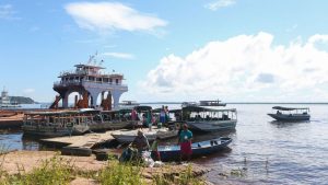 A prefeitura de Manaus decretou, nesta quinta-feira (28), situação de emergência em razão da seca que atinge o Rio Negro.