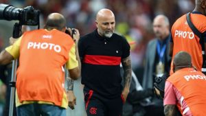 A demissão do atual técnico do Flamengo, Jorge Sampaoli, deve acontecer antes da partida contra o Bahia, no sábado (30).