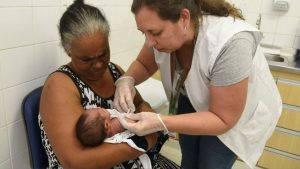 Ao nascer, essa proteção deve receber um reforço imediato, que inclui uma das vacinas mais conhecidas pelos brasileiros: a BCG.