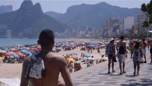 Diante da previsão de dia de calor intenso, a prefeitura recomenda que a população do Rio beba bastante água e use protetor solar