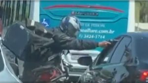 Na região norte de Belo Horizonte, um motociclista tentou assaltar um motorista de transporte por aplicativo em pleno trânsito.