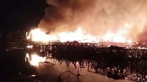 A prefeitura de Santos, no litoral paulista, vai declarar situação de emergência após um incêndio destruir aproximadamente 150 residências.