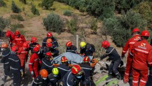 Três dias após um terremoto devastador no Marrocos, bombeiros espanhóis chegaram à pequena aldeia destruída de Algou.