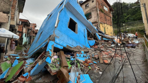 Um prédio de três andares desabou no bairro de Cosme de Farias, em Salvador. O edifício estava vazio no momento em que veio abaixo.