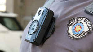 A Justiça determinou que todos os policiais militares do estado de SP utilizem câmeras corporais e não as desliguem em nenhuma situação.
