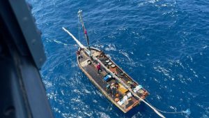 A Marinha concluiu o resgate de sete tripulantes de uma embarcação pesqueira que saiu de Camocim, no Ceará, e ficou 6 dias à deriva.