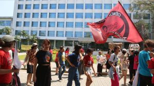 Os estudantes da USP entraram em greve e, em frente à reitoria, pediram a contratação de professores, a permanência estudantil na...
