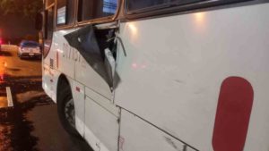 Três pessoas ficaram feridas depois que criminosos lançaram um artefato explosivo de fabricação caseira em um ônibus, no Rio de Janeiro.