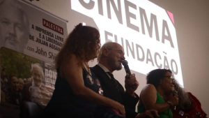 No Brasil para lançar documentário, pai de Assange agradece empenho de Lula para libertar filho