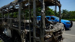 Os ataques a ônibus no Rio de Janeiro na última segunda-feira (23) deixaram pelo menos um motorista ferido por queimaduras.