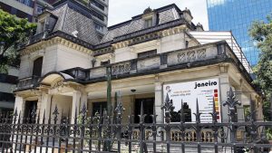 Depois de quase dois anos fechada para restauro, a Casa das Rosas, um dos poucos casarões remanescentes na Avenida Paulista, em São Paulo, abre novamente suas portas ao público a partir das 15h deste sábado (28).