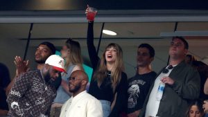 A presença de Taylor Swift nos jogos do Kansas City Chiefs para acompanhar Travis Kelce tem rendido aos cofres da equipe da NFL.