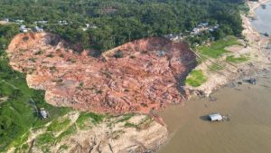 Na cidade de Beruri, no Amazonas, um barranco caiu e "engoliu" uma vila no último sábado (30), a 173 quilômetros de Manaus.
