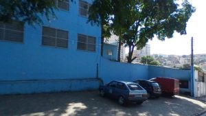Na rua Atlântico Meridional, na Vila Roque, o muro da Escola Estadual Yolando Mallozzi caiu sobre diversos carros estacionados.