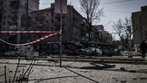 Um míssil lançado pela Rússia nesta quinta-feira (5) atingiu uma vila na região de Kharkiv, no sul da Ucrânia, e matou pelo menos 51 pessoas.
