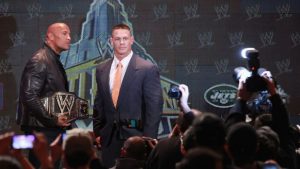 John Cena foi questionado em uma coletiva de imprensa da WWE sobre sua rivalidade com Dwayne Johnson, o The Rock.