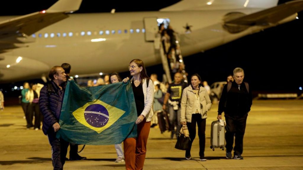 Alívio é o relato geral dos brasileiros repatriados que desembarcaram hoje (11) na Base Aérea de Brasília, vindos de Israel, em voo da FAB.