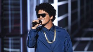 Bruno Mars precisou deixar os equipamentos da turnê em Israel ao sair do país, após os ataques do grupo extremista Hamas no último sábado.