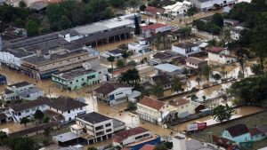 A Defesa Civil de Santa Catarina manteve o alerta de atenção meteorológica para temporais nestas segunda (16) e terça-feira (17).