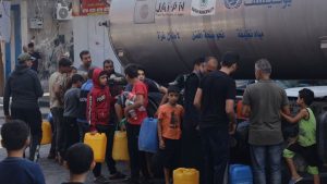 Mais de 100 caminhões de mantimentos – enviados por por vários países e organizações humanitárias – aguardam a abertura da passagem de Rafah.