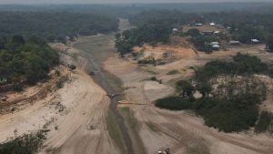 A seca que atinge o estado do Amazonas já afeta 633 mil pessoas, segundo boletim divulgado pela Defesa Civil do estado.