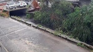 Em Duque de Caxias, na Baixada Fluminense (RJ), parte da casa de uma idosa desabou sobre um canal na manhã desta quinta-feira (26).