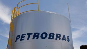 Os petroleiros começaram uma série de atos e eventuais paralisações em unidades da Petrobras com o objetivo de pressionar a estatal.