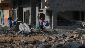 Um campo para refugiados na cidade de Jabalia, no norte da Faixa de Gaza, foi bombardeado nesta terça-feira (31).