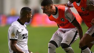 Líder isolado do Campeonato Brasileiro a 11 rodadas do fim, o Botafogo recebe o Athletico-PR na noite deste sábado (21) com chance de ampliar ainda mais a vantagem no topo da tabela.