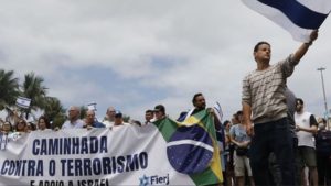 Centenas de pessoas fizeram, neste domingo (15), no Rio de Janeiro, um ato em defesa de Israel, país envolvido em um conflito com o grupo extremista islâmico Hamas.