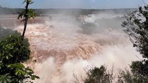 Depois de ter registrado uma vazão de 24 milhões de litros por segundo nessa segunda-feira (30), o volume de água nas Cataratas do Iguaçu, no Paraná, começou a diminuir nesta terça-feira (31), com vazão em 18 milhões e 100 mil litros d’água por segundo, registrados às 10h.