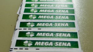 Nenhuma aposta acertou as seis dezenas do Concurso 2.716 da Mega-Sena, sorteadas nesta terça-feira (23), no Espaço da Sorte, em São Paulo (SP). 