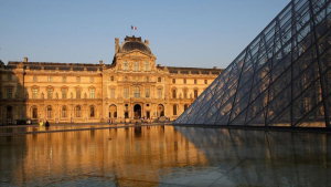 O Museu do Louvre, localizado em Paris, foi esvaziado e fechado neste sábado, 14, depois que a instituição recebeu uma ameaça por escrito.