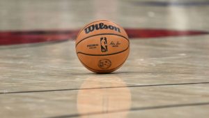 Nesta terça-feira, 24, o melhor basquete do mundo está oficialmente de volta! Às 20h30 (de Brasília), a bola sobe para a primeira partida da temporada de 2023/24 da NBA, com um grande confronto entre o Los Angeles Lakers e os atuais campeões, Denver Nuggets.