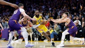 Depois que LeBron James jogou somente 29 minutos em sua estreia da temporada ao lado do Los Angeles Lakers na última terça-feira, 24, o treinador Darvin Ham confirmou que o multicampeão teria uma restrição de minutos no ano.