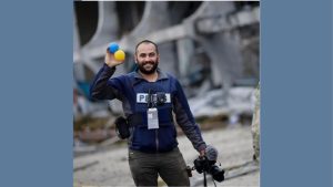 Issam Abdallah, jornalista que trabalhava junto com uma equipe na fronteira entre Líbano e Israel, morreu durante um bombardeio na região.