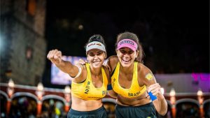 As brasileiras Duda e Ana Patrícia agora vão disputar o título do Mundial de vôlei de praia neste domingo (15), em Tlaxcala (México).
