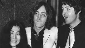 Beatles Presença de Yoko Ono no estúdio da banda foi uma 'interferência', diz Paul McCartney