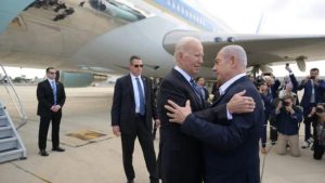 Biden chega a Israel para visita de risco alto após explosão em hospital