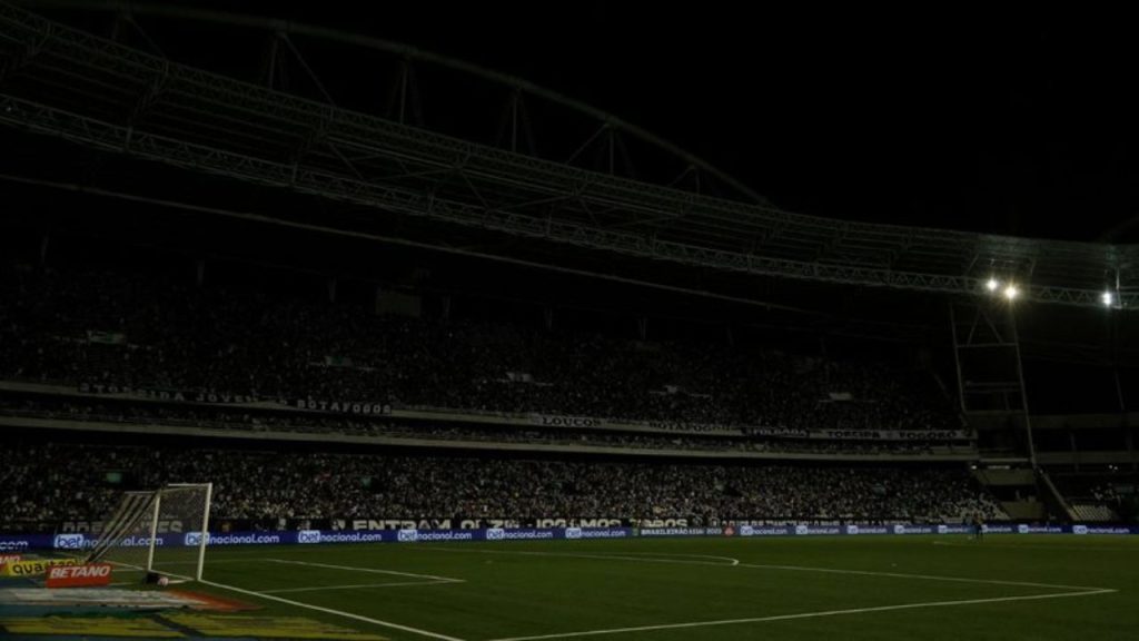 Botafogo x Athletico é interrompido por falta de luz
