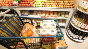 Com queda nos alimentos, inflação acumulada é menor para os mais pobres