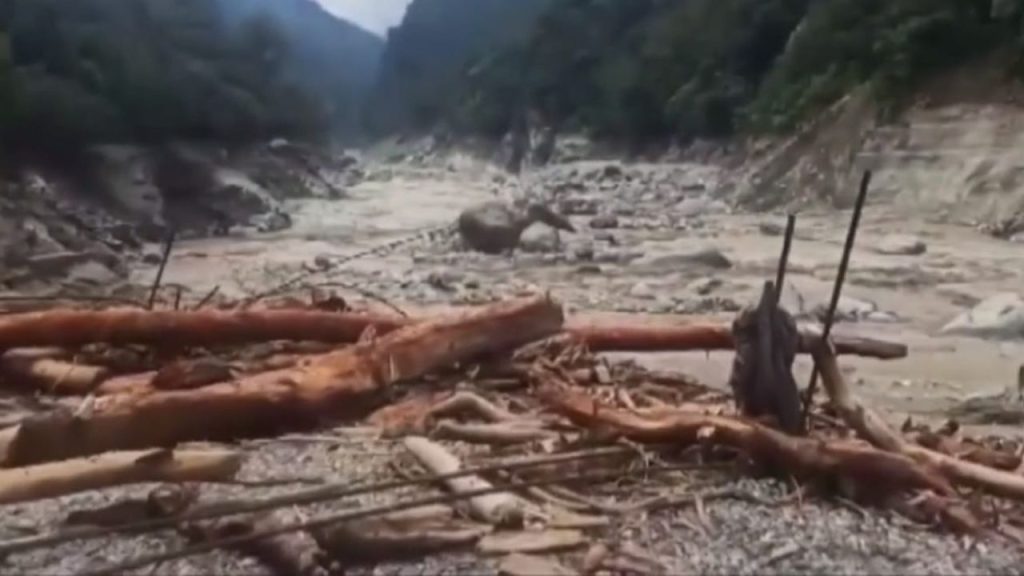 Inundações no Himalaia indiano matam 50 pessoas e deixam turistas presos