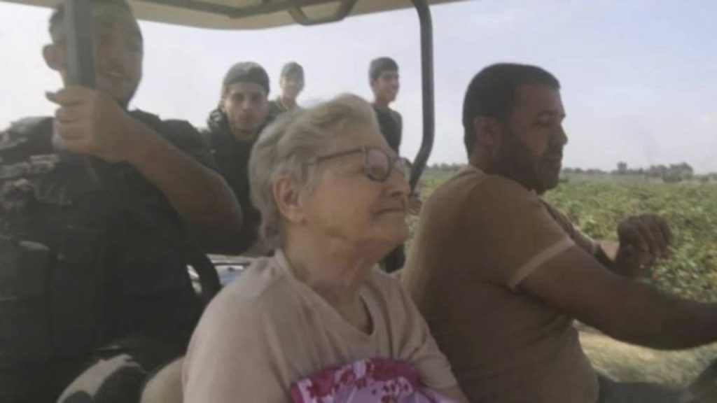 Idosa é sequestrada pelo Hamas e exibida como 'troféu' em Gaza; veja vídeo