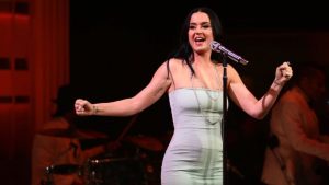 Julgamento de Katy Perry é interrompido por mulher descontrolada