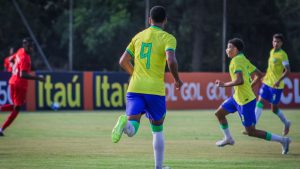 Kauã Elias em ação pela Seleção Brasileira sub-17