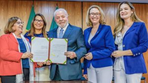 Lula sanciona lei que prevê pensão para filhos de vítimas de feminicídio