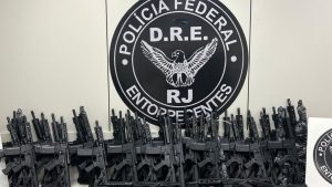 Polícia Federal apreende 47 fuzis em mansão no Rio